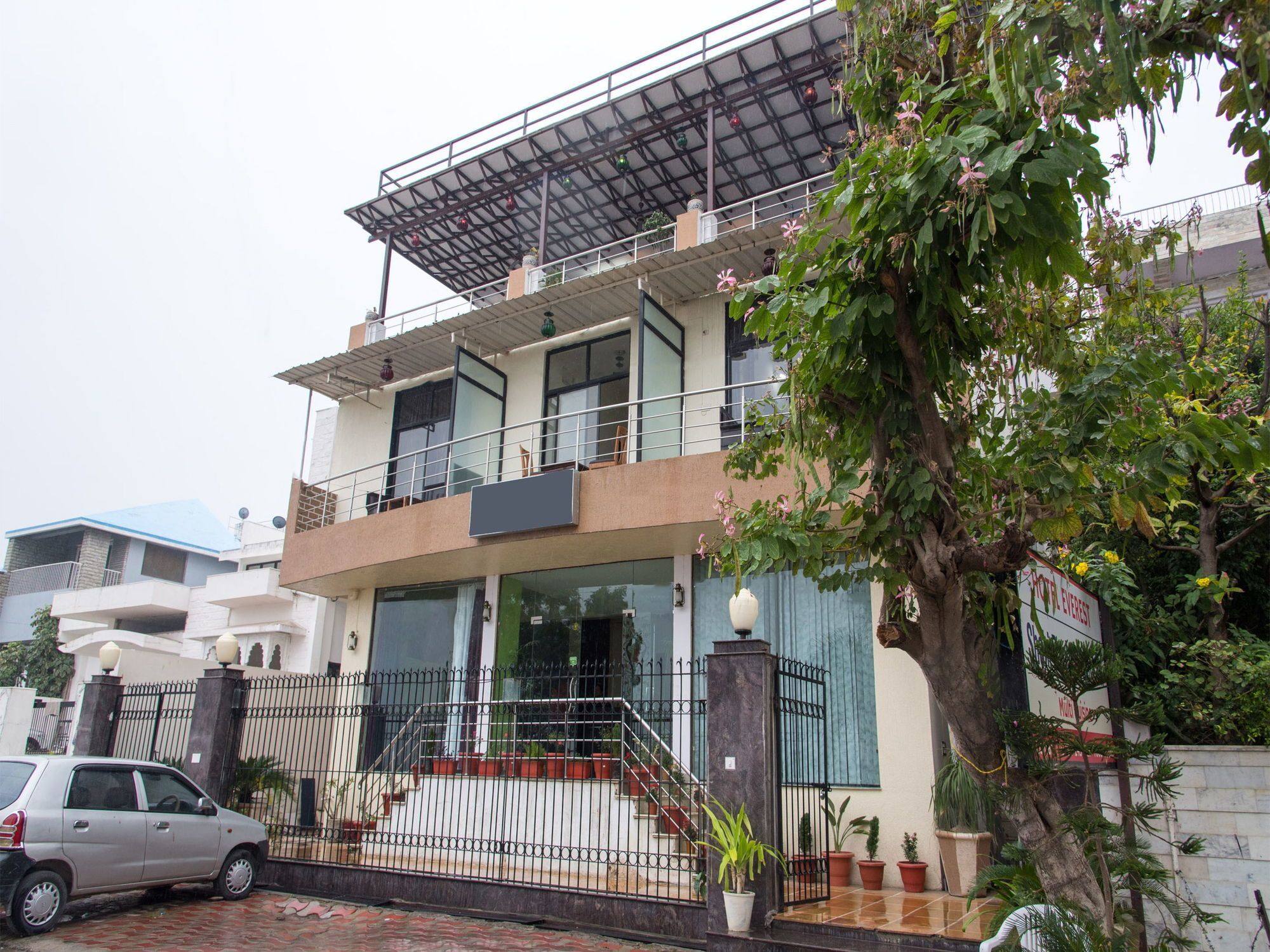 Capital O 11716 Hotel Everest Udaipur Exterior photo